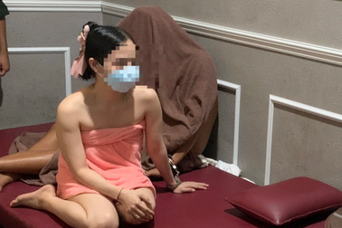 4 cô gái hành nghề massage rủ khách kích dục giá 500.000 đồng/lần