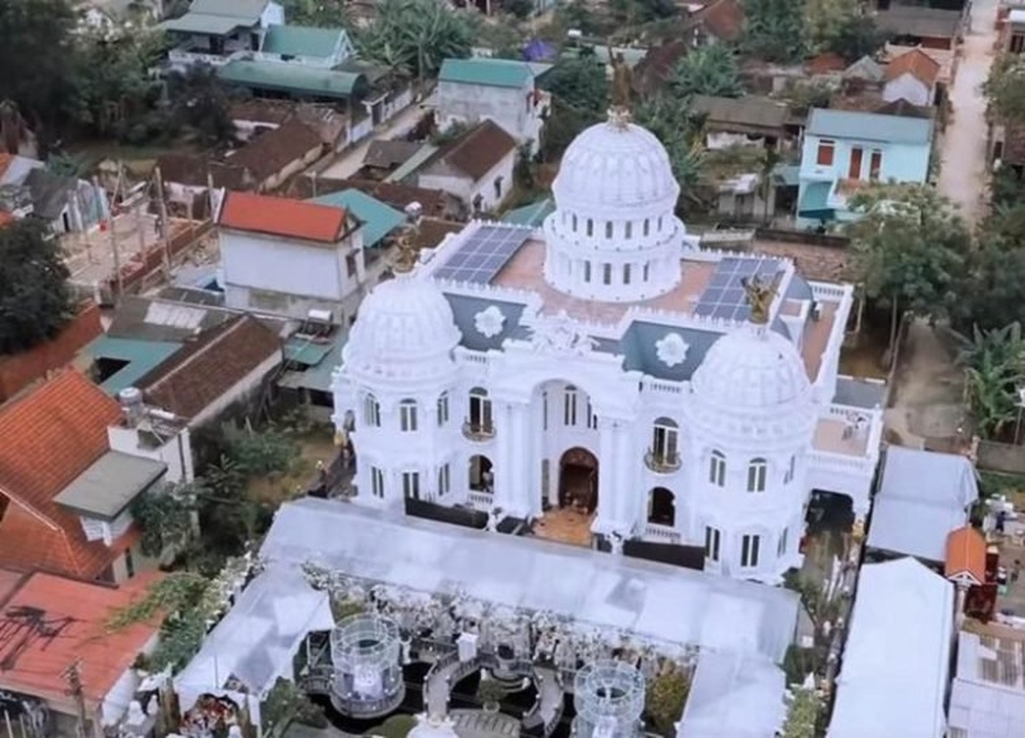 Biệt thự dát vàng của đại gia Thanh Hóa lên báo nước ngoài - 1 Biệt thự dát vàng của đại gia Thanh Hóa lên báo nước ngoài - 1