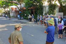 Nổ súng, chém nhau trong quán nhậu, 2 người bị thương