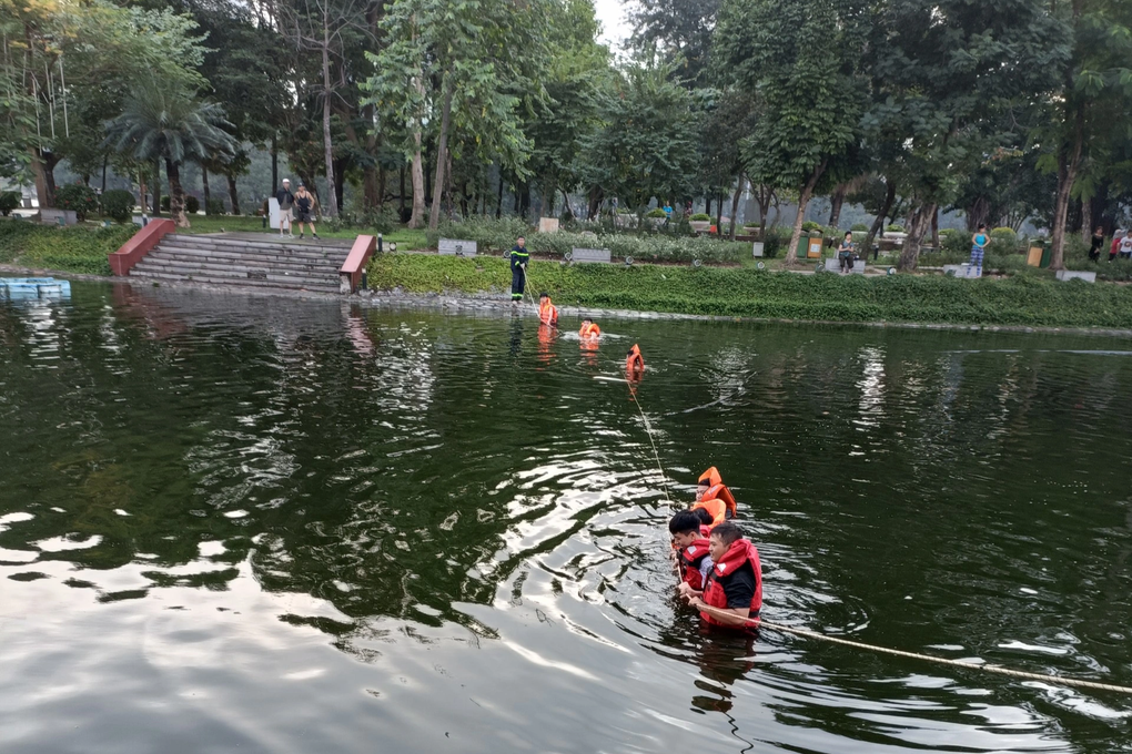 Bé trai tử vong dưới hồ Bảy Mẫu trong Công viên Thống Nhất - 1 Bé trai tử vong dưới hồ Bảy Mẫu trong Công viên Thống Nhất - 1