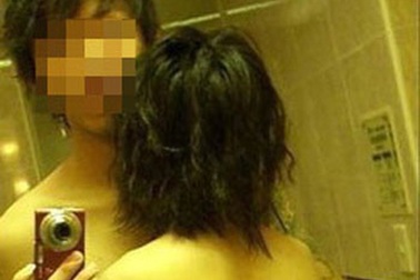 "Con ngoan trò giỏi" ngoài đời, lên mạng khoe thân, chửi thề