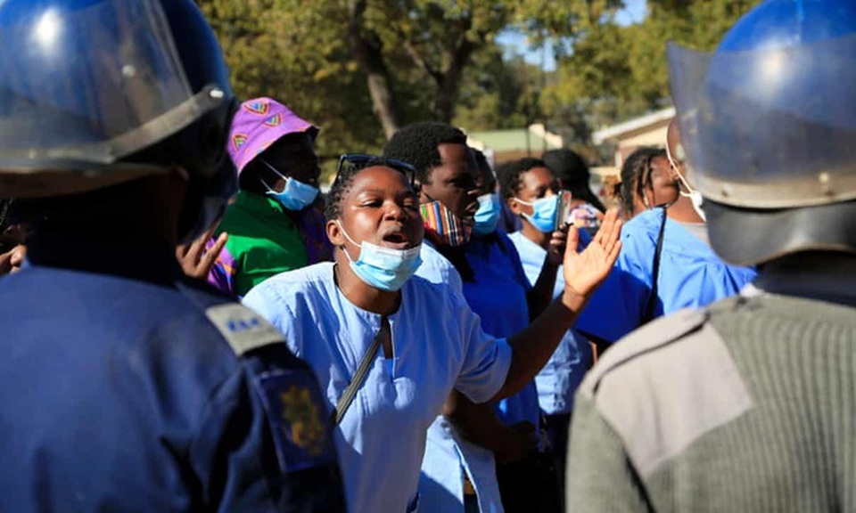 Nhân dân đói khổ, chính phủ Zimbabwe vẫn chi hàng triệu USD tậu xe sang - 1 Nhân dân đói khổ, chính phủ Zimbabwe vẫn chi hàng triệu USD tậu xe sang - 1