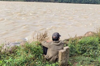 Vụ nữ sinh lớp 11 mất tích: Người bố ngồi bờ sông suốt tuần chờ tin con