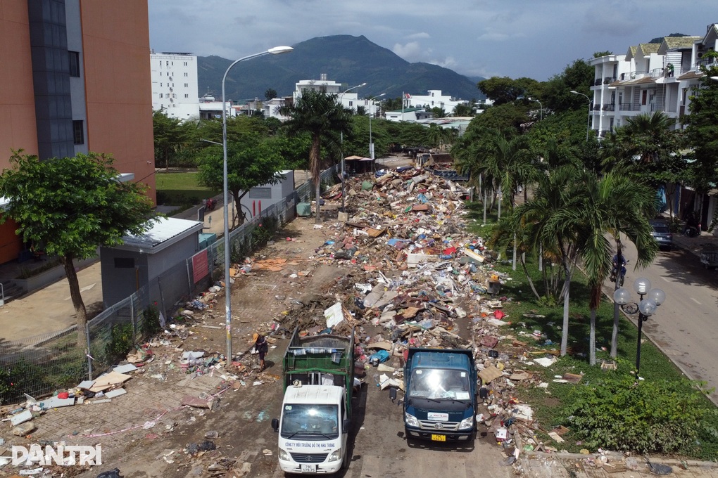 Núi rác cạnh trường học liên cấp ở Nha Trang đã được dọn sạch - 2