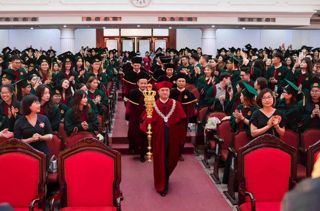 Trang phục lạ của hiệu trưởng Đại học Kinh tế có sai phạm? - 1 Trang phục lạ của hiệu trưởng Đại học Kinh tế có sai phạm? - 1