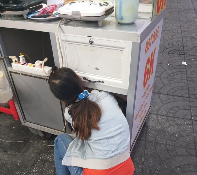 Bức ảnh bé con nằm tạm dưới hộc tủ xe đẩy, theo mẹ đi mưu sinh khiến dân mạng xúc động mạnh - Ảnh 2. Bức ảnh bé con nằm tạm dưới hộc tủ xe đẩy, theo mẹ đi mưu sinh khiến dân mạng xúc động mạnh - Ảnh 2.