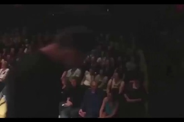 Ảo thuật gia với màn ảo thuật... lột đồ khách mời ngay trên sân khấu