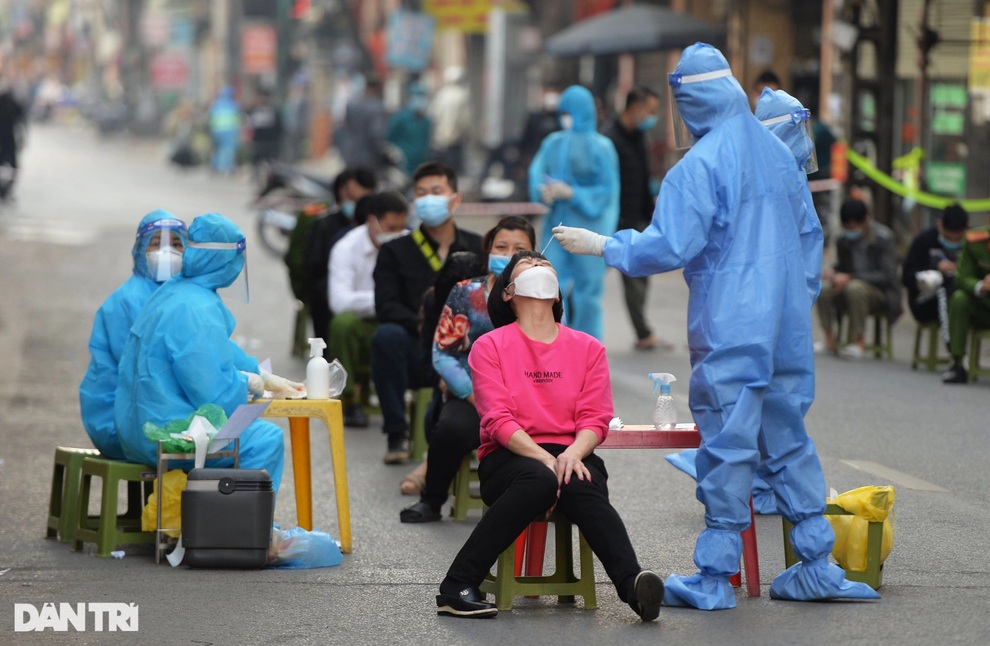 Hà Nội phong tỏa cả đoạn phố Đê La Thành để xét nghiệm Covid-19 - 2 Hà Nội phong tỏa cả đoạn phố Đê La Thành để xét nghiệm Covid-19 - 2
