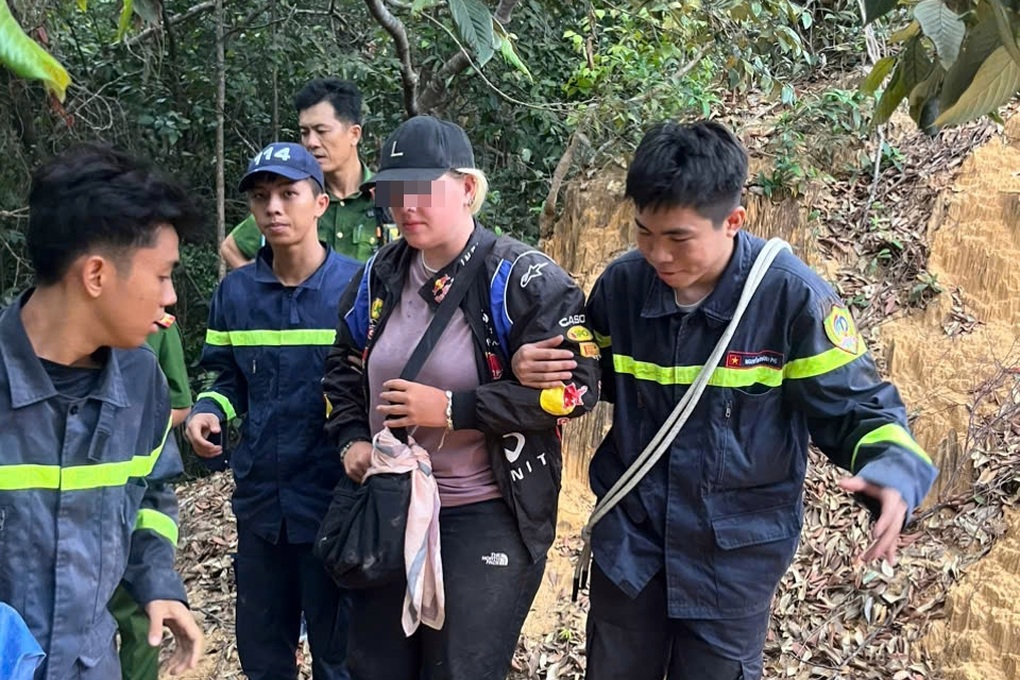 Cứu nữ du khách bị kiệt sức khi đi dã ngoại trên núi - 1 Cứu nữ du khách bị kiệt sức khi đi dã ngoại trên núi - 1