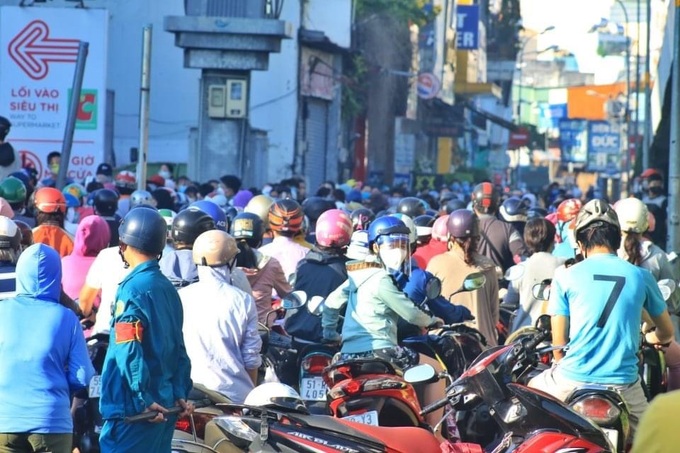 Nhìn cảnh người dân TP.HCM chen nhau đi siêu thị &quot;rùn mình&quot; nếu như trở thành ngày &quot;siêu lây nhiễm&quot; - Ảnh 8.