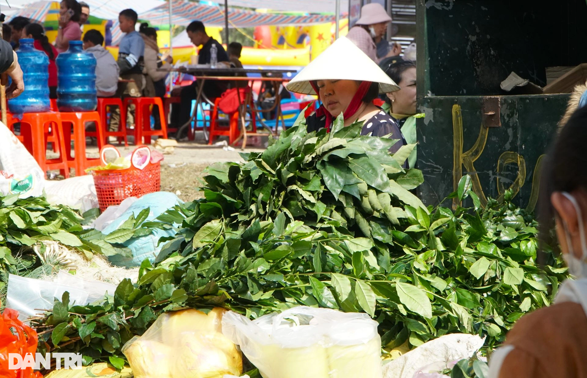 Hàng vạn người chen chân xin nước thánh cầu may đầu năm mới - 17 Hàng vạn người chen chân xin nước thánh cầu may đầu năm mới - 17