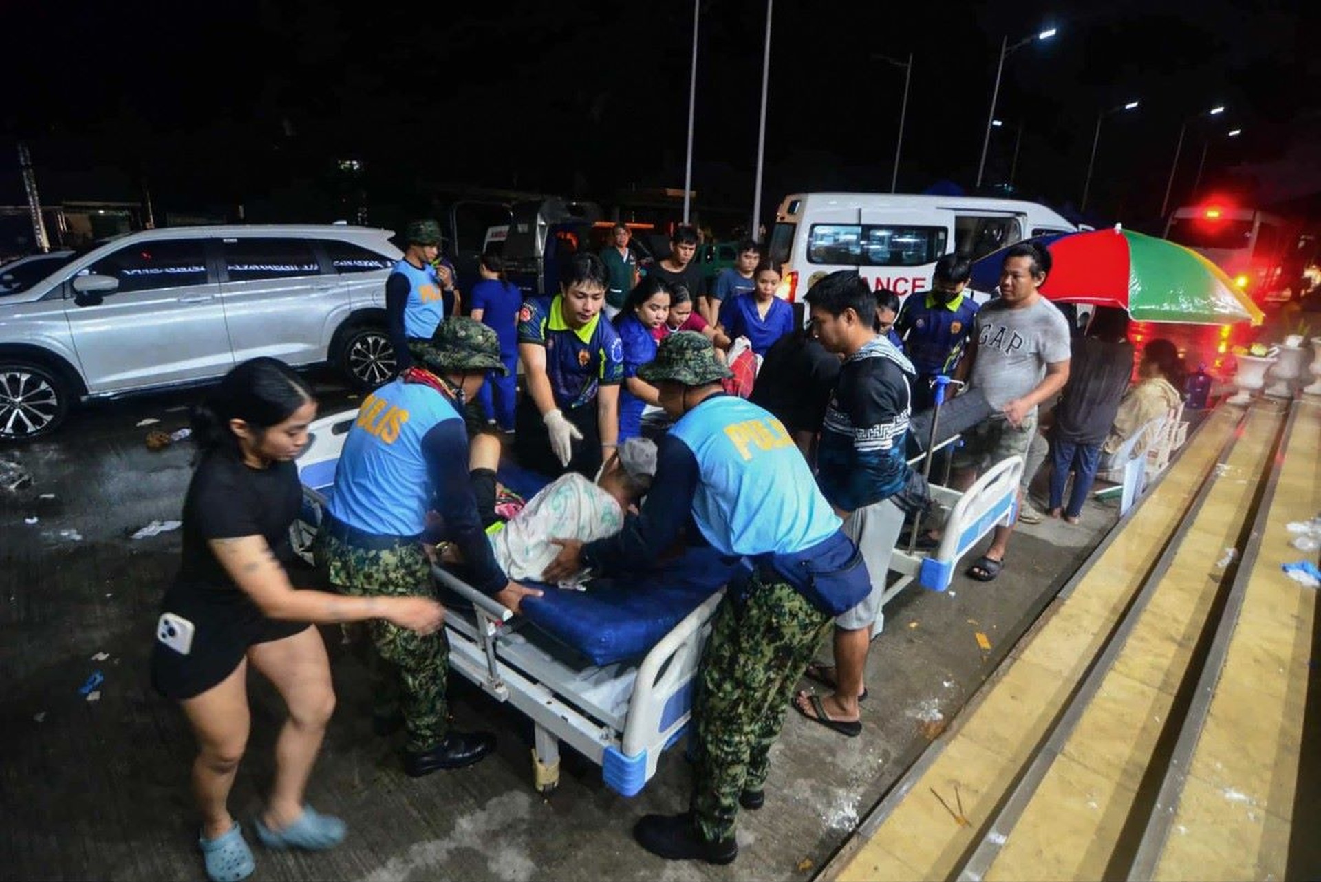 Cảnh đổ nát ở Philippines sau động đất khiến 27 người thiệt mạng - 3 Cảnh đổ nát ở Philippines sau động đất khiến 27 người thiệt mạng - 3