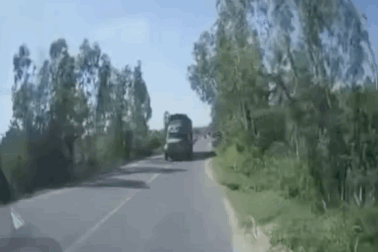 Tài xế quên chốt, cửa container "vả" vỡ kính lái xe đi ngược chiều