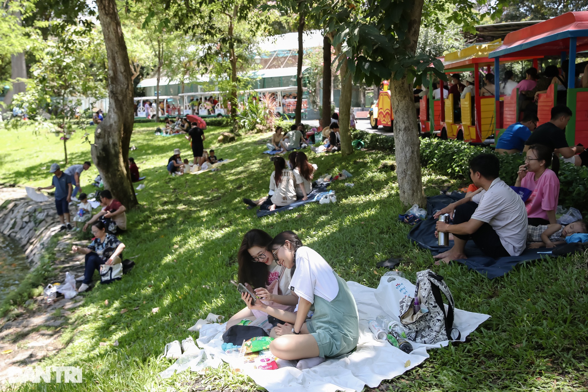 Người dân TPHCM ùn ùn đổ về Thảo Cầm Viên tránh nóng - 2 Người dân TPHCM ùn ùn đổ về Thảo Cầm Viên tránh nóng - 2