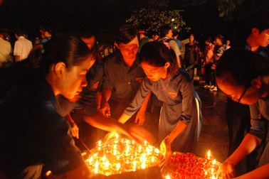 Hàng vạn ngọn nến lung linh trong đêm tri ân liệt sĩ