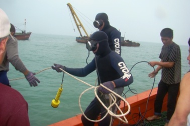 Cận cảnh trục vớt tàu cùng 14 ngư dân bị sóng biển đánh chìm