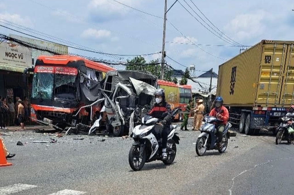 Xe đầu kéo bốc cháy sau va chạm liên hoàn, ít nhất 10 người bị thương - 1 Xe đầu kéo bốc cháy sau va chạm liên hoàn, ít nhất 10 người bị thương - 1