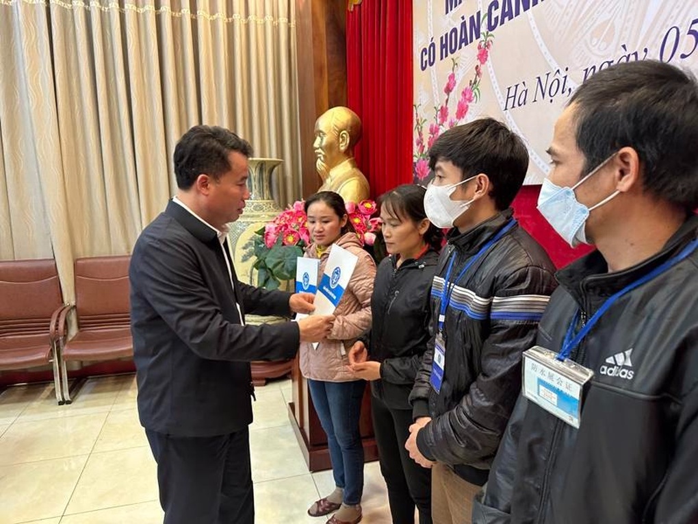 Tặng 200 phần quà Tết đến bệnh nhân có hoàn cảnh khó khăn - 1 Tặng 200 phần quà Tết đến bệnh nhân có hoàn cảnh khó khăn - 1