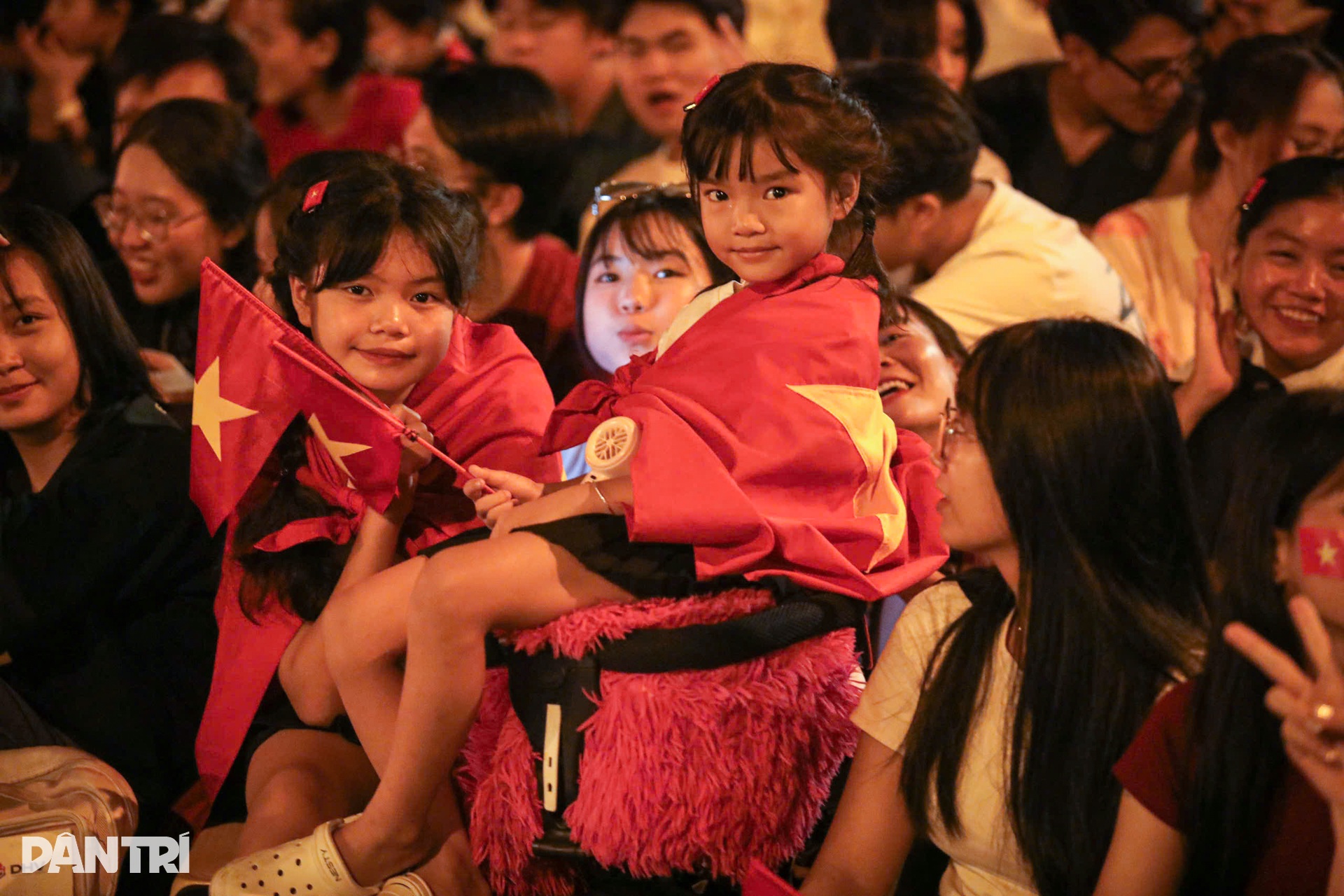 Hàng vạn người mở hội trên đường phố đón xem, cổ vũ các khối diễu binh - 12 Hàng vạn người mở hội trên đường phố đón xem, cổ vũ các khối diễu binh - 12