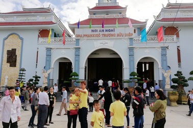 Hàng ngàn người đổ về Thánh đường lớn nhất ĐBSCL cầu an, du xuân