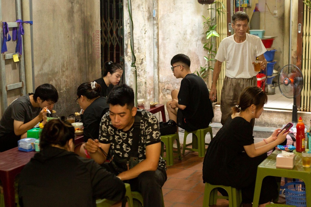 Unique sticky rice shop with peach cheeks, helping the Hanoi owner sell his goods uncontrollably - 8