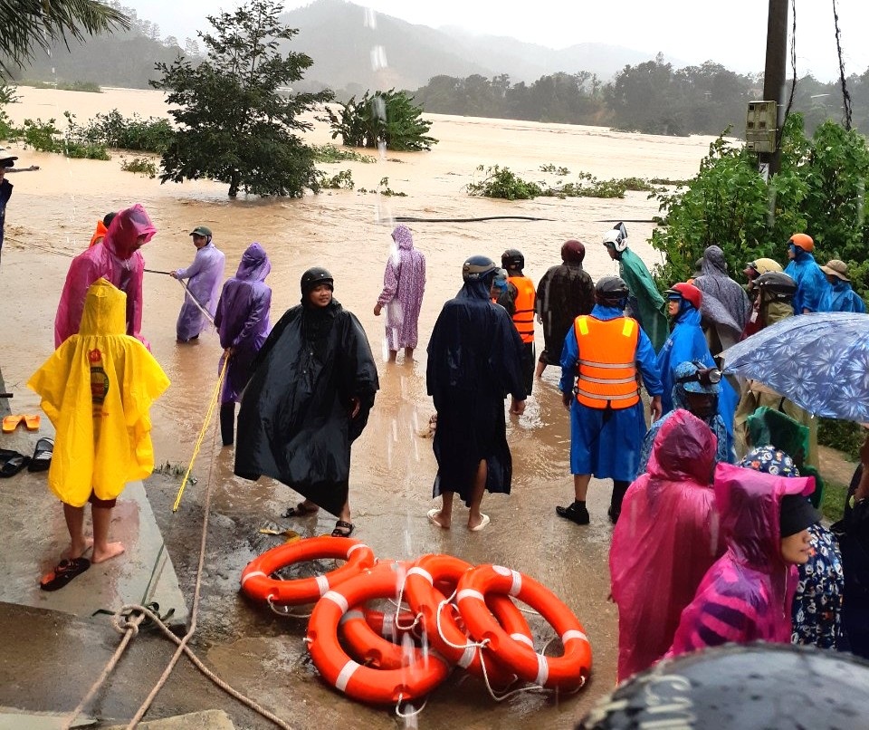  Chính quyền giúp di dời hàng trăm hộ dân cùng tài sản ra khỏi vùng lũ - 2