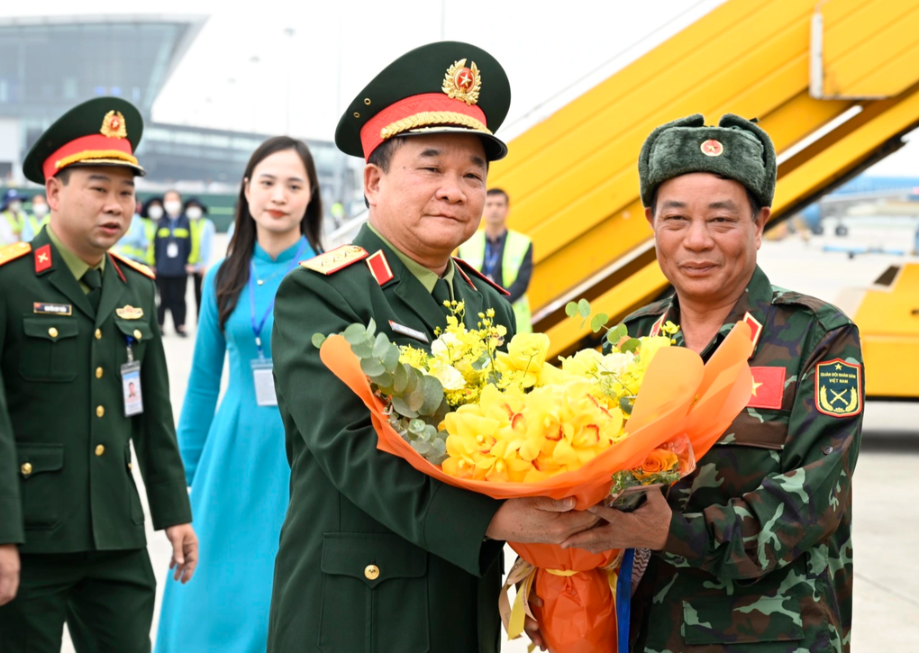 Đoàn cứu hộ, cứu nạn của quân đội Việt Nam về tới Sân bay Nội Bài - 1 Đoàn cứu hộ, cứu nạn của quân đội Việt Nam về tới Sân bay Nội Bài - 1