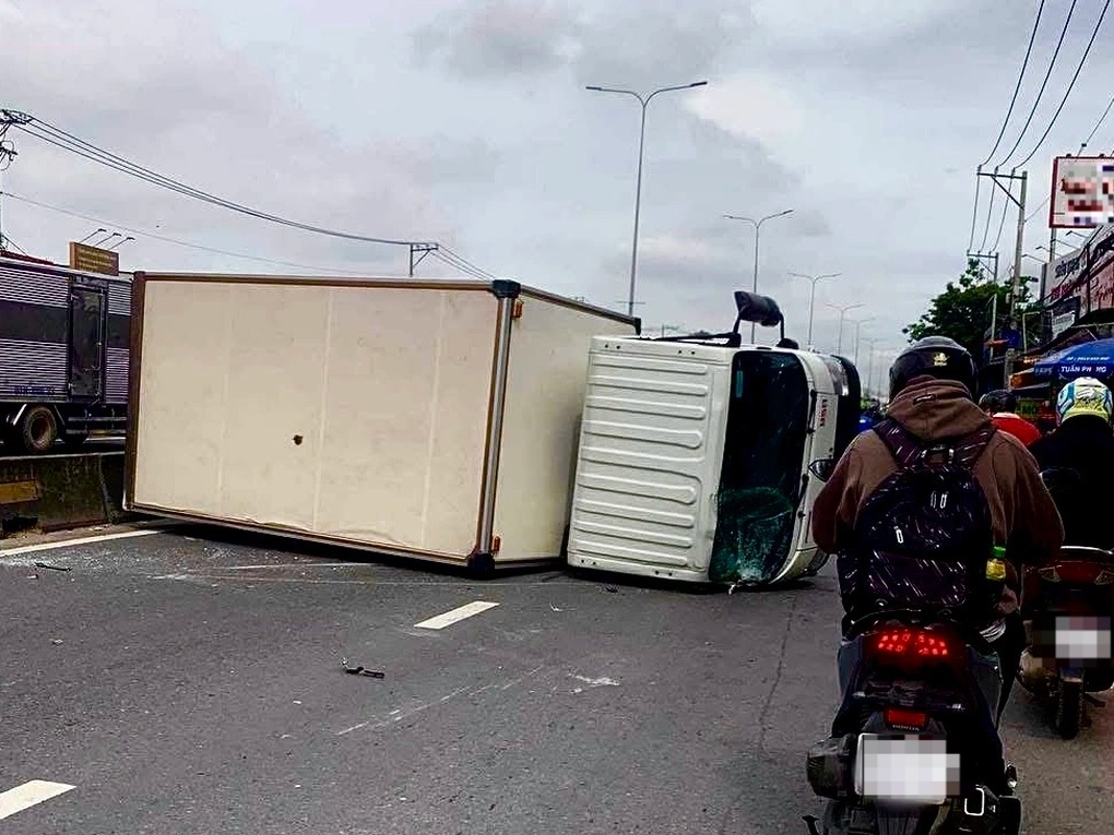 Tài xế xe ôm cùng hành khách thoát chết trong vụ lật xe tải ở TPHCM - 2 Tài xế xe ôm cùng hành khách thoát chết trong vụ lật xe tải ở TPHCM - 2