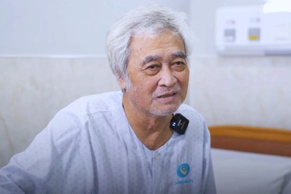 Người đàn ông ở Lâm Đồng xúc động khi được bác sĩ cứu thoát cảnh tàn phế