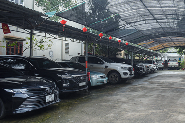 Chủ bãi trông ô tô gần Nội Bài bị phản ánh tùy tiện dùng xe khách gửi