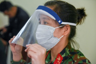 Mặt nạ bảo hộ tự chế phòng Covid-19 chỉ 5.000 đồng của chiến sĩ bộ đội