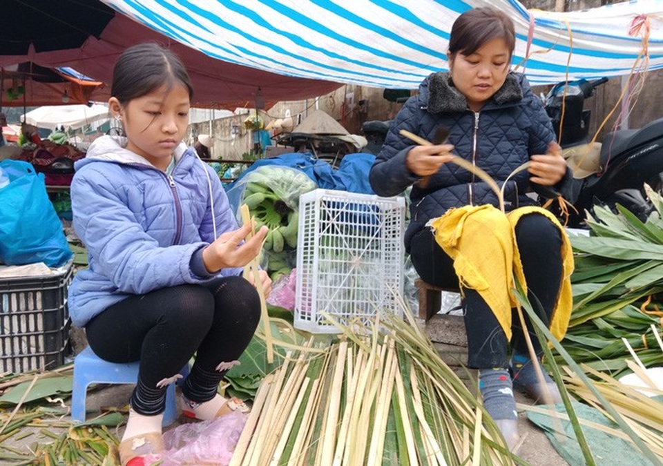Chẻ lạt giang gói bánh chưng kiếm tiền triệu dịp Tết - 7 Chẻ lạt giang gói bánh chưng kiếm tiền triệu dịp Tết - 7