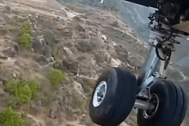 Chi 45 triệu đồng, khách Việt "đứng tim" ở sân bay nguy hiểm nhất thế giới