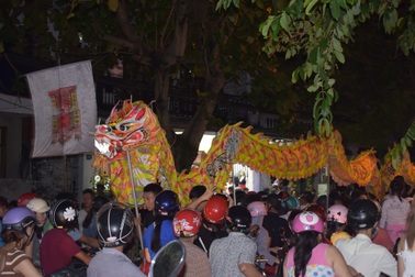 Hàng ngàn người dân và du khách đội mưa xem múa lân