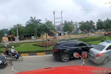 Taxi gây tai nạn vì thiếu quan sát khi vào vòng xuyến