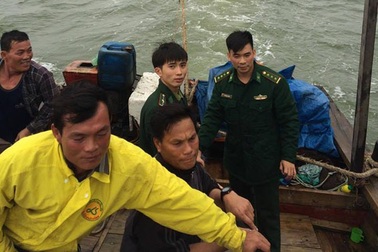 Cứu sống 8 ngư dân gặp nạn trên biển