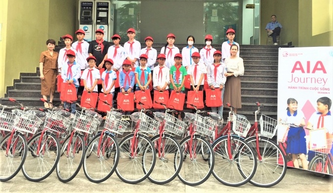 Công ty AIA Việt Nam và Quỹ Bảo trợ trẻ em tỉnh trao xe đạp và quà cho trẻ em có hoàn cảnh khó khăn.