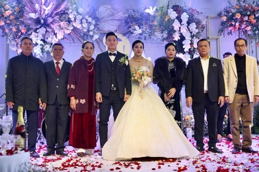 Bùi Tiến Dũng đón vợ và con gái về dinh