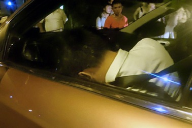 Hà Nội: Đập cửa cứu tài xế nằm gục trên vô lăng ô tô