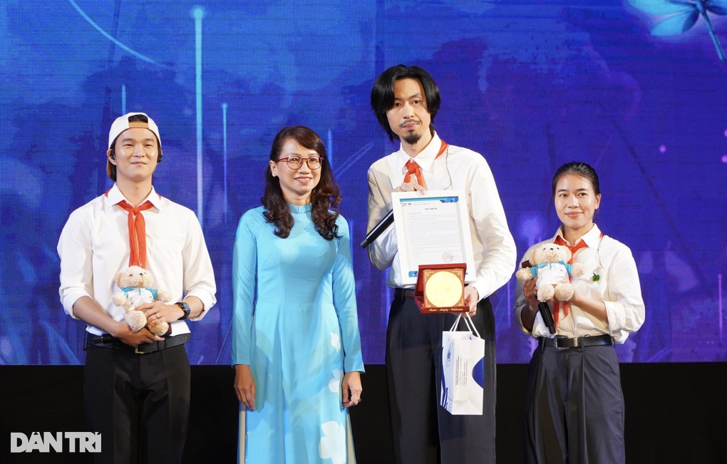 Ca sĩ Đen Vâu khuấy đảo tại lễ khai giảng ở TPHCM - 5 Ca sĩ Đen Vâu khuấy đảo tại lễ khai giảng ở TPHCM - 5