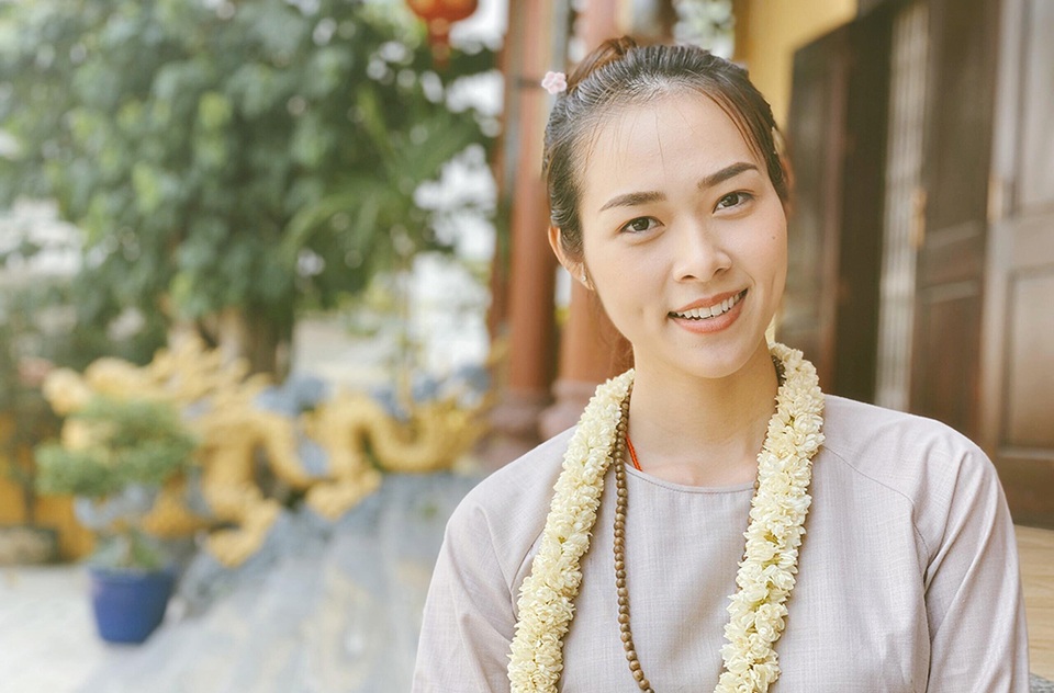 Diệp Bảo Ngọc để mặt mộc đi lễ chùa trong ngày Phật Đản - 1 Diệp Bảo Ngọc để mặt mộc đi lễ chùa trong ngày Phật Đản - 1