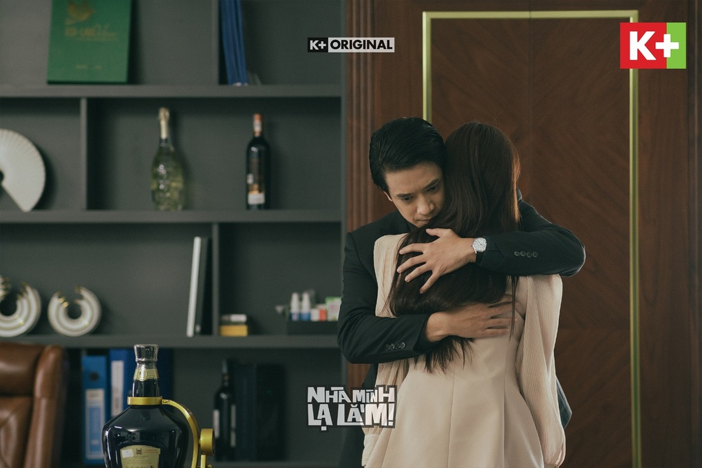 Nhà mình lạ lắm!: Những bí ẩn phía sau chuyện bi hài về gia đình giả - 4 Nhà mình lạ lắm!: Những bí ẩn phía sau chuyện bi hài về gia đình giả - 4