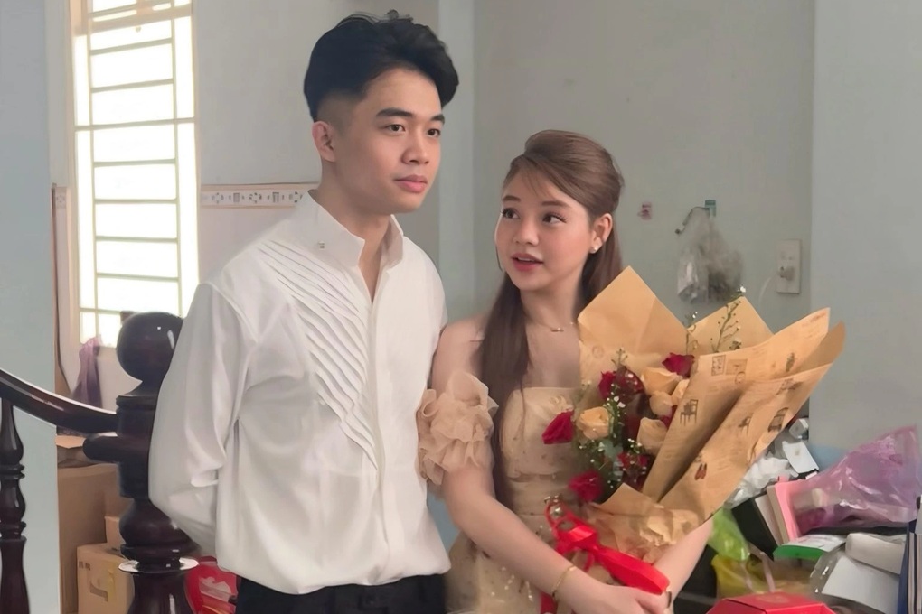 Chú rể 23 tuổi âm thầm tích góp 4 năm, tặng vợ 5 cây vàng trong lễ ăn hỏi - 4 Chú rể 23 tuổi âm thầm tích góp 4 năm, tặng vợ 5 cây vàng trong lễ ăn hỏi - 4