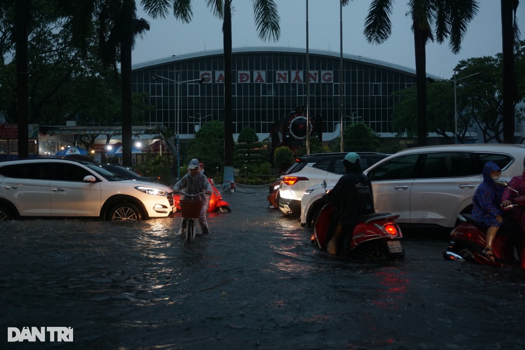 Mưa trắng trời, người dân Đà Nẵng chật vật lội nước về nhà - 12 Mưa trắng trời, người dân Đà Nẵng chật vật lội nước về nhà - 12