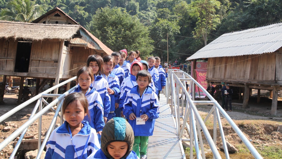 Khánh thành cây cầu mơ ước thứ 17, nâng bước chân bà con dân bản Na Kho - 23 Khánh thành cây cầu mơ ước thứ 17, nâng bước chân bà con dân bản Na Kho - 23