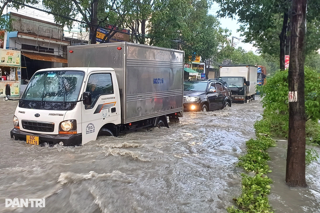 Mưa lớn gây ngập sâu, cây đỗ, xe chết máy hàng loạt - 1 Mưa lớn gây ngập sâu, cây đỗ, xe chết máy hàng loạt - 1