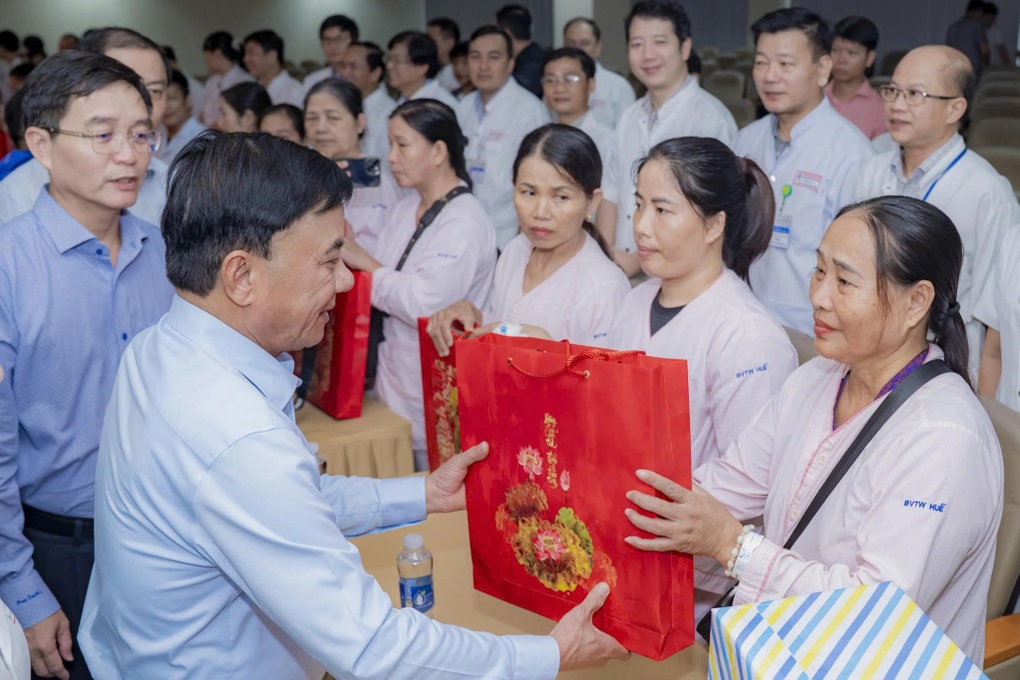 Thường trực Ban Bí thư thăm, tặng quà người dân vùng lũ tại Huế - 1 Thường trực Ban Bí thư thăm, tặng quà người dân vùng lũ tại Huế - 1