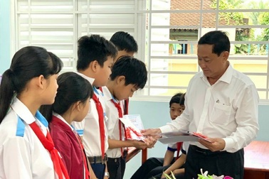 Trao tặng gần 100 thẻ BHYT cho học sinh khó khăn