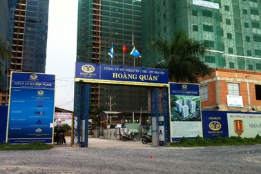 Hai công nhân rơi từ tầng 12 xuống đất, một người chết