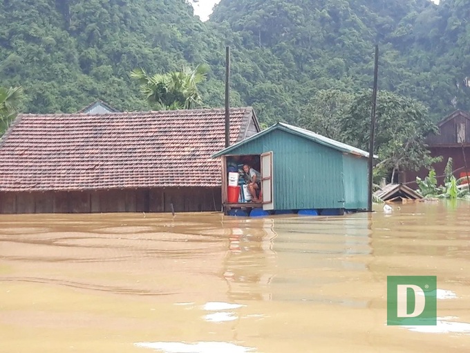 Tiếp tế lương thực, thăm khám sức khỏe cho người dân vùng rốn lũ - Ảnh 8. Tiếp tế lương thực, thăm khám sức khỏe cho người dân vùng rốn lũ - Ảnh 8.